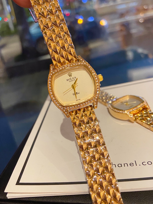 ブランド時計背面デザイン